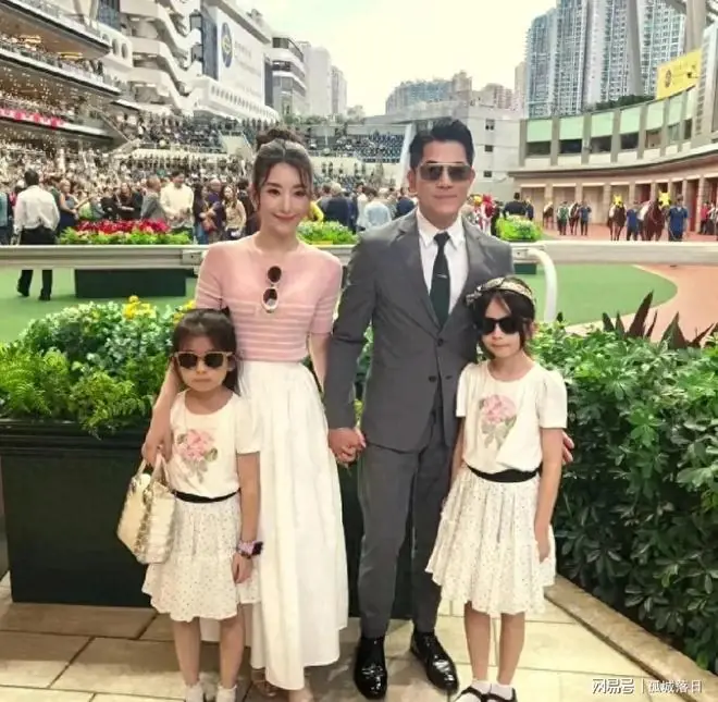方媛郭富城牵手现身马场！一家四口同框，两女儿穿同款裙太萌了