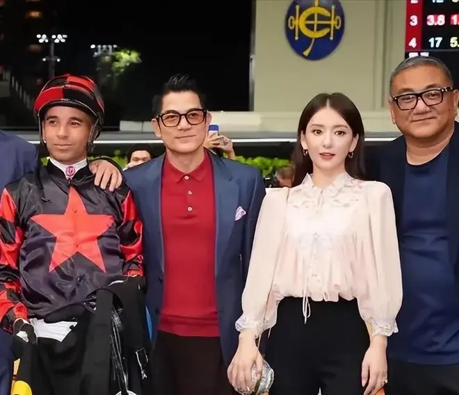 爱驹夺冠！郭富城激动拥抱爱妻，方媛全程陪伴但难融入老公朋友圈