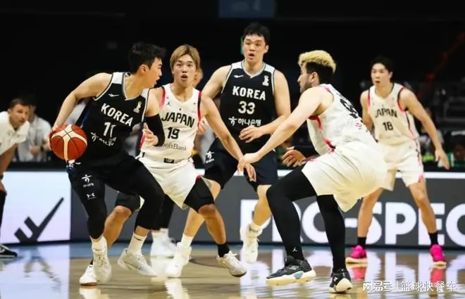 男篮世预赛：韩国2分险胜压哨晋级 日本队疑似放水坑惨中国队？