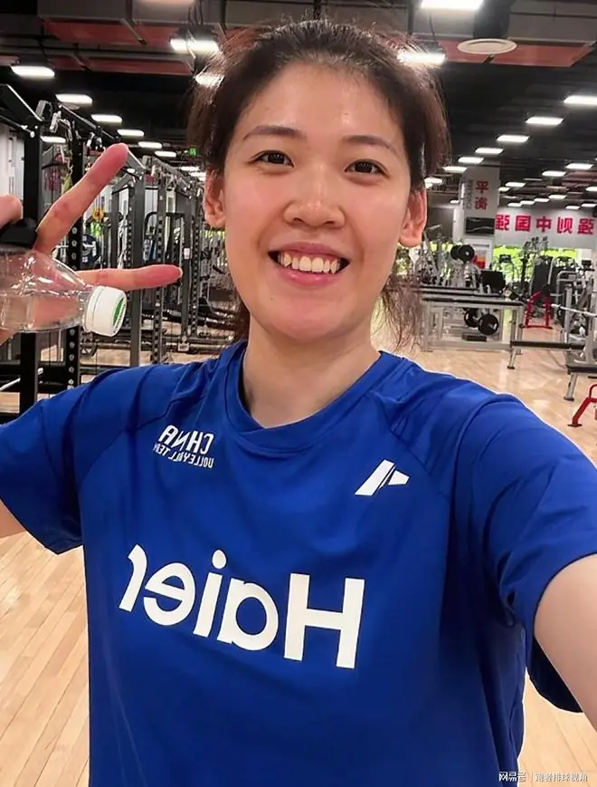 两大国手陪练,李盈莹完成暴扣,弹跳能力出众,将补足女排短板