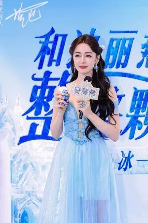 迪丽热巴深V直逼腰际！麦克风一拿开「傲人北半球」引全网暴动