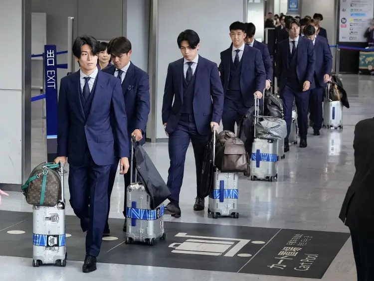 日媒：日本约700名球迷接机，球迷高喊“各位辛苦”“感谢付出”