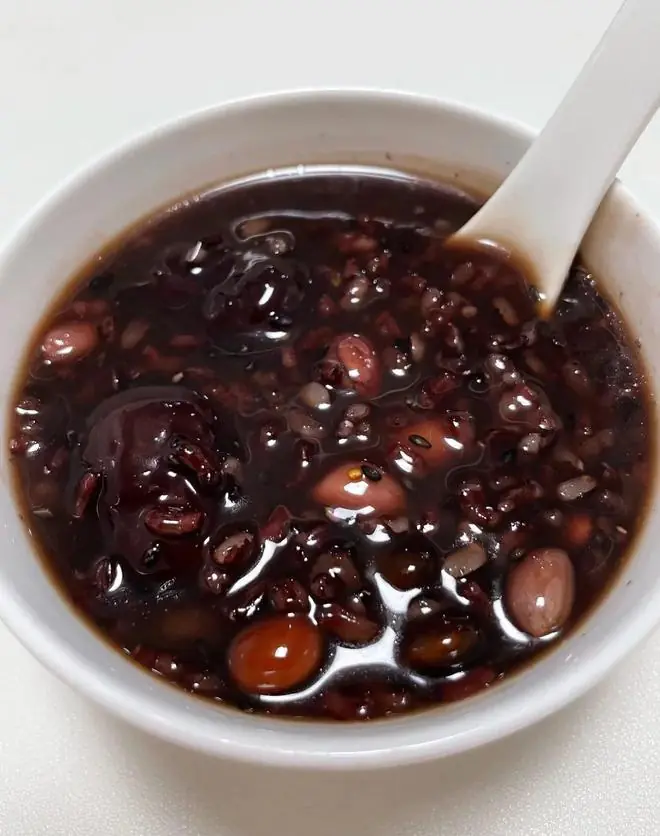 黑豆配3样，补气血睡得香！腿脚有劲不显老，中老年人抓紧安排