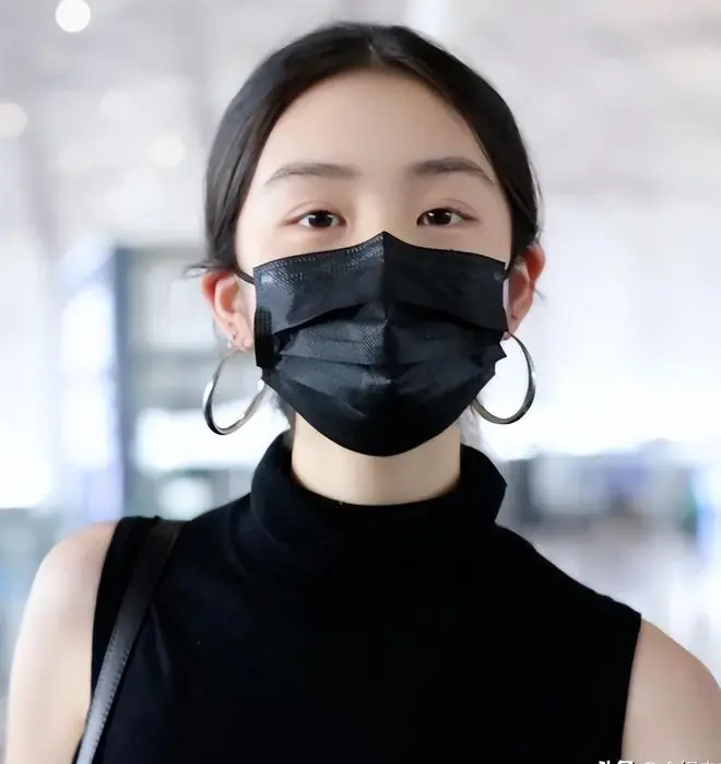 黄多多暑假回国，穿背心现身机场手臂细长，长相和孙莉一模一样