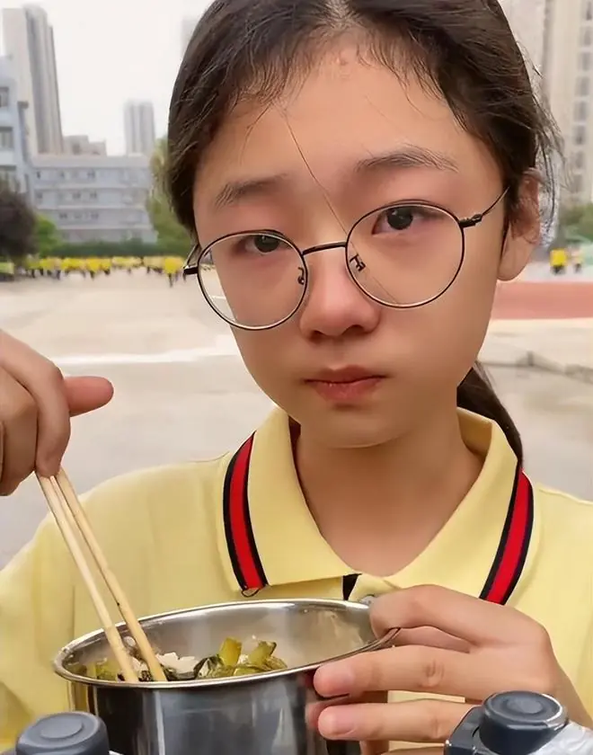 “女儿考上985，快把我们折磨疯了”，家长崩溃：早知就让她辍学养老