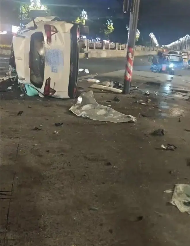 成都突发车祸致3死1伤！警方通报：女司机驾车撞电动车后又撞桥墩