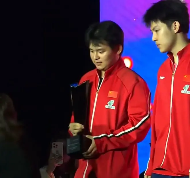 男双颁奖！林诗栋开心，温瑞博/袁励岑握拳庆祝，大合影很暖心！