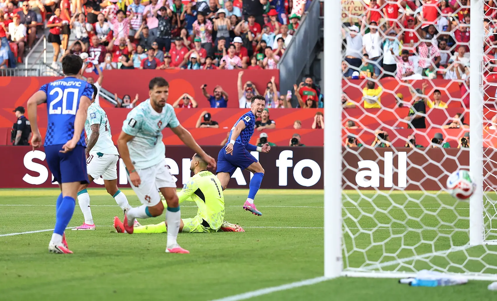 在4届世界杯既有进球又有助攻，佩里西奇是梅西后第二人