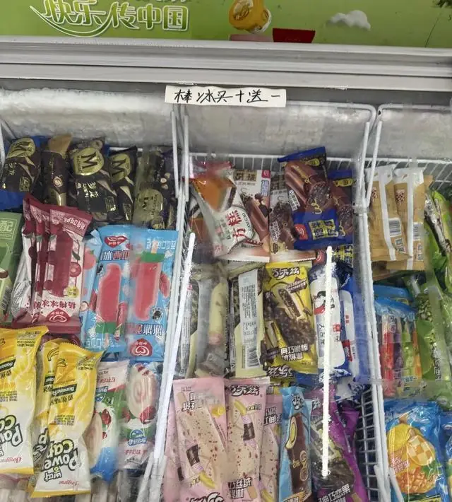 小店老板守着冰柜叹气：今年雪糕棒冰怎么没人吃了？