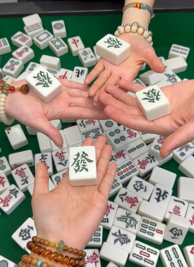 我打麻将认识个少 妇，27岁，长得很漂亮，她老公从来不管她