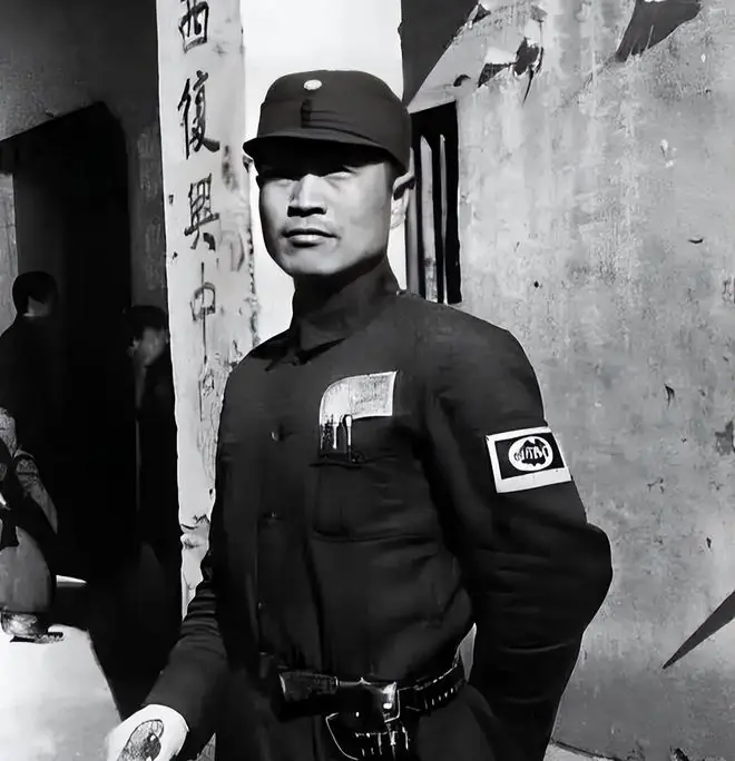 1948 年，淮海战役未解谜团，杜聿明晚年直言，真正强敌并非粟裕，而是那位常在紧要关头暗中截断自身退路的寡言总长