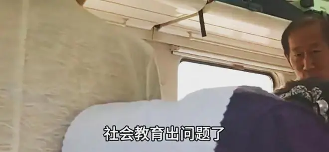 大爷高铁无座票强求孩童让座：家长拒绝，对方亮明老师身份，怒斥缺乏教育