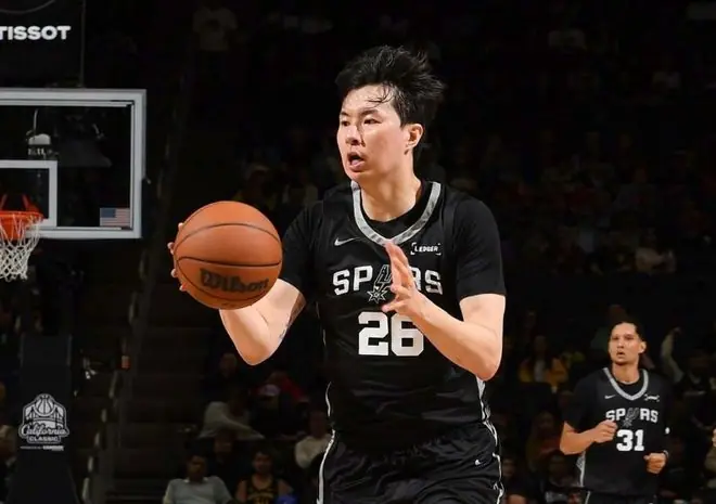 NBA夏联：马刺狂输7人上双老鹰27分 韩国李贤重4中0吞蛋