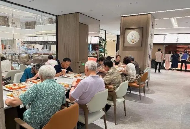 北京刚开了一家养老社区，环境是真不错。 但价格一算，心里拔凉