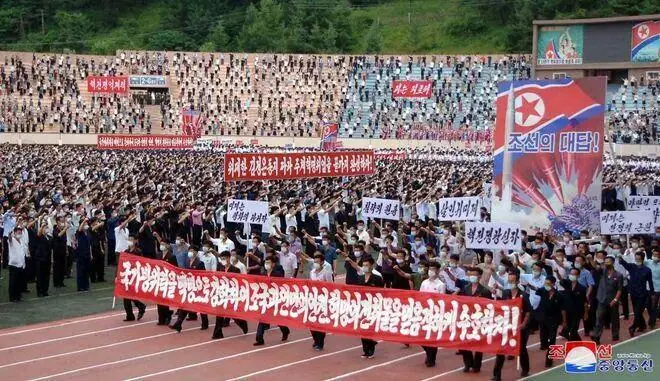 人山人海  实拍朝鲜声势浩大的反美斗争日集会