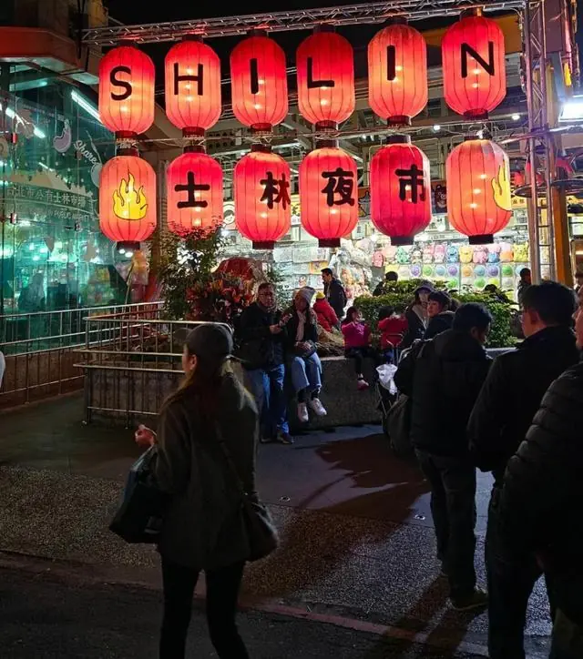 夜市当众“活春宫”!夫妻双双获刑25天,公共场合真不是你家卧室