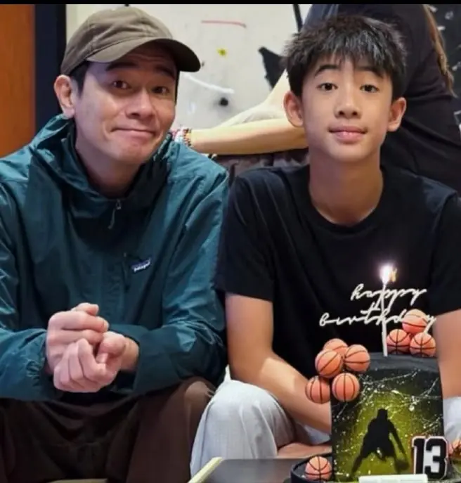 陈小春儿子13岁生日照曝光，1家6口好温馨，大宝像爸爸小宝像外婆