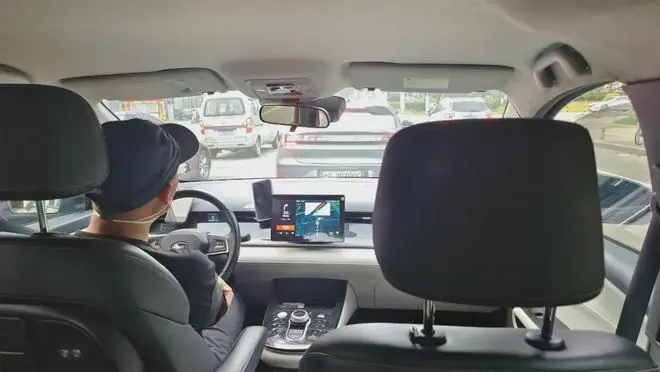 中年男人的网约车：一个在硬撑，一个已崩溃