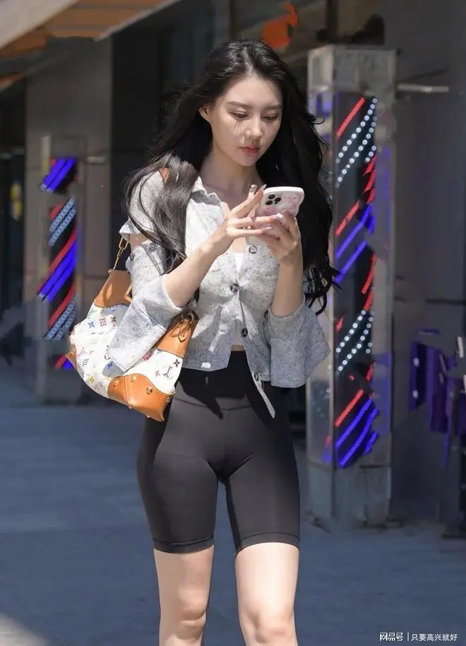 合身的面料剪裁，把熟女人妻饱满的腰臀线条和轮廓勾勒得恰到好处