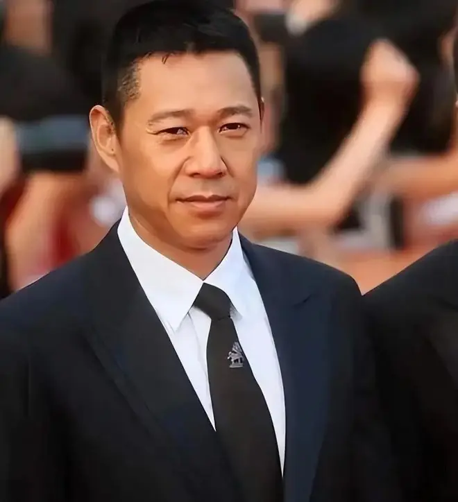 55岁瞿颖晒和张丰毅合照，一点都不显老，网友：自律才是最好的美容