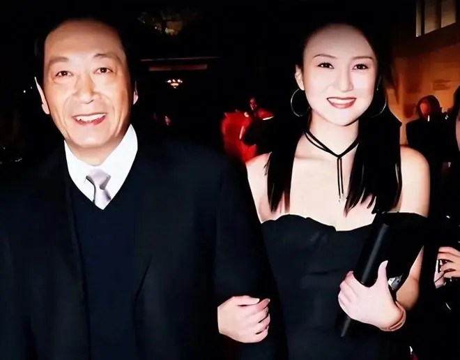 79岁王奎荣将北京140平房子、2000多万存款,全部赠予小37岁妻子