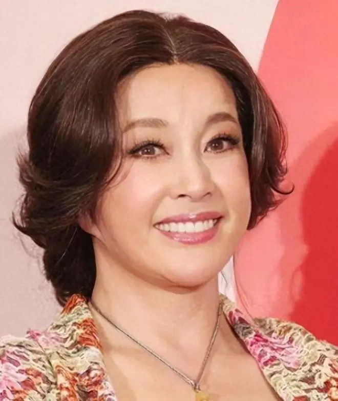 刘晓庆19套房百亿翡翠全捐!养大外甥分文不给,真相来了