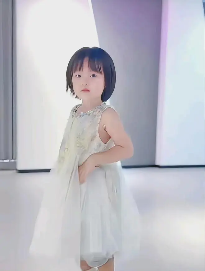 黄一鸣女儿闪闪签约MCN，担任形象大使！直播被封禁，或转战线下