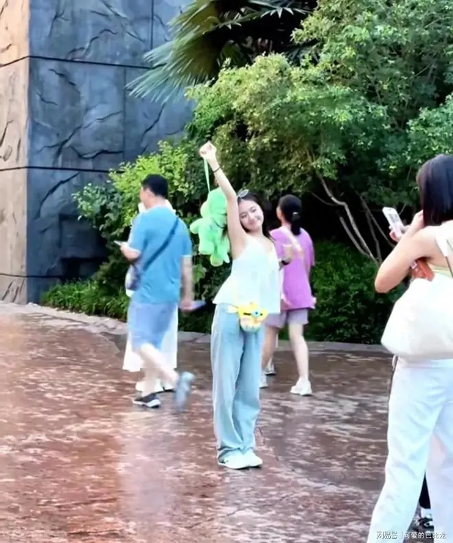 北京环球影城偶遇李兰迪，真人又白又灵，原来电视剧会把人拍胖
