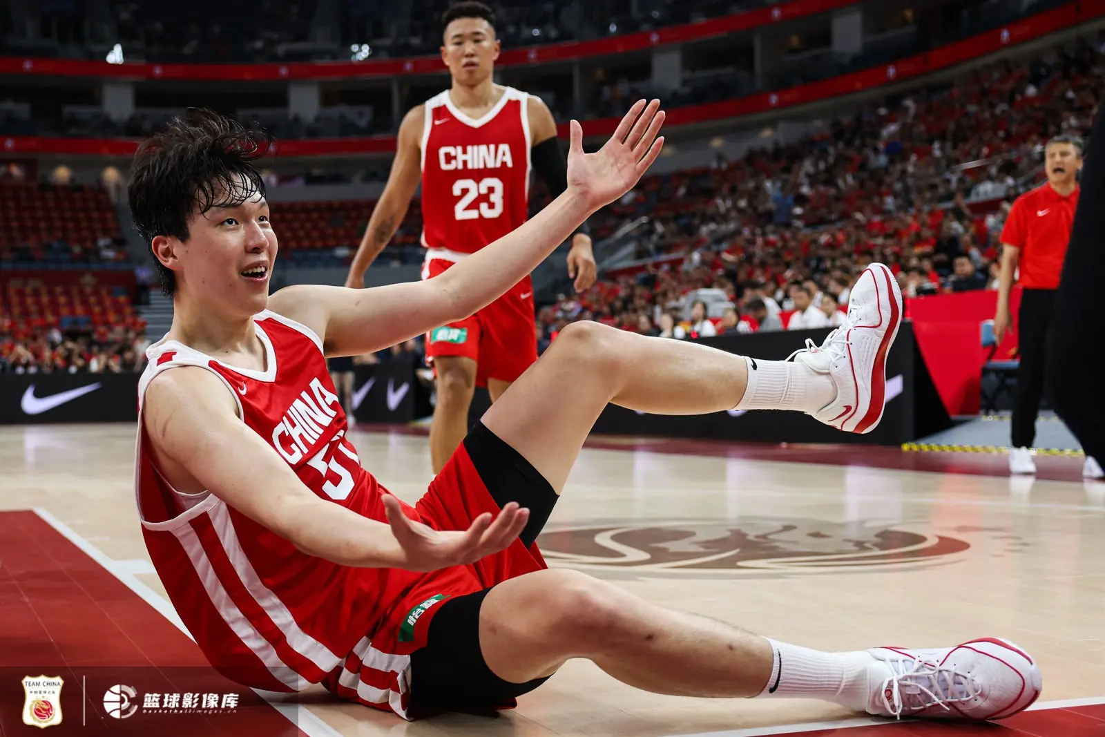 2犯了!杨瀚森首节登场不到3分钟 2投2中拿到4分1板1助