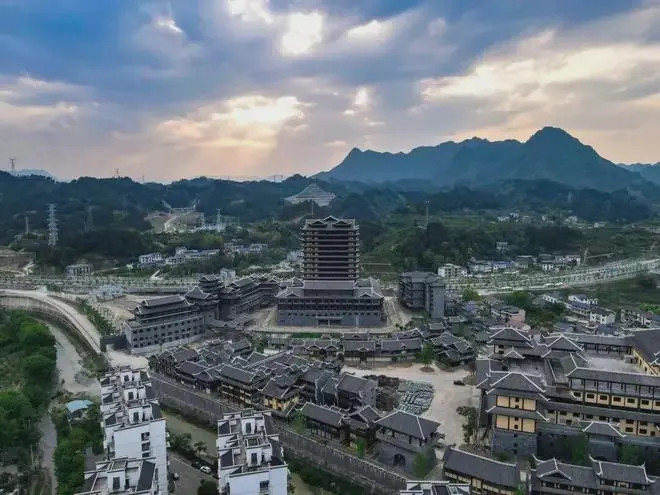 文旅迎来“倒闭潮”，斥资24亿打造古城无人到访，账面亏损破十亿