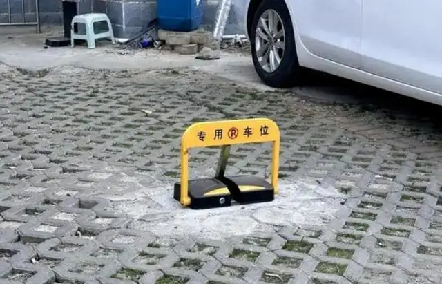 事发上海街头！停车位上凭空冒出地锁，路人摔成十级伤残！