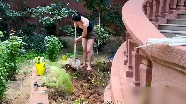 43岁霍思燕现身自家豪宅，穿吊带裙种地惹群嘲，但这身材真绝了