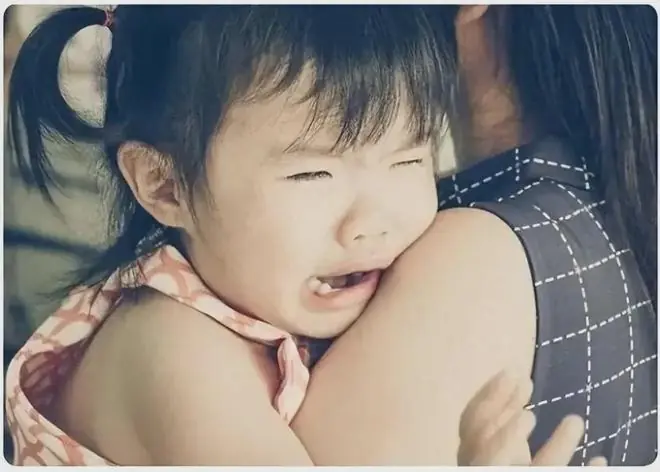 孩子被欺负时，愚蠢的家长教孩子打回去，聪明的家长是这样做的