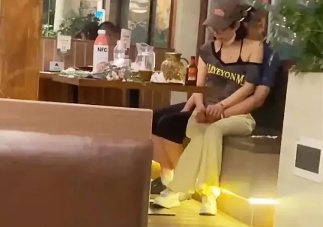 女子在餐厅情不自禁亲热，男友抓扯上衣险些走光，全程画面流出