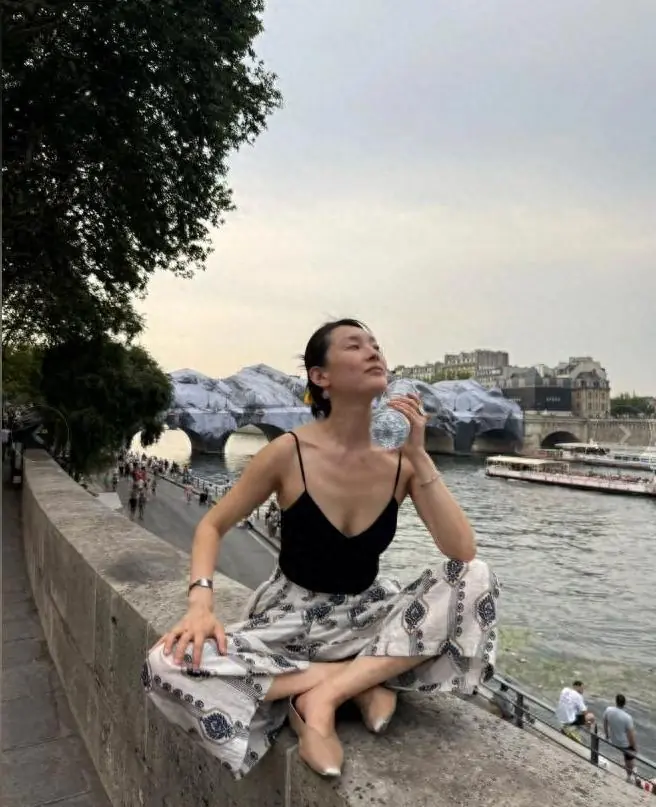 她是大家熟悉的演员，不拍戏在法国洗碗谋生，如今遭遇高温热得慌