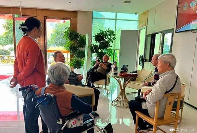 有人大胆预测：明后两年，会有越来越多家庭，主动把老人送养老院