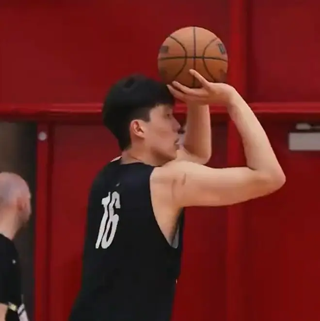杨瀚森归队训练！三分6连中，合练时兴奋鼓舞队友，明天夏联首秀
