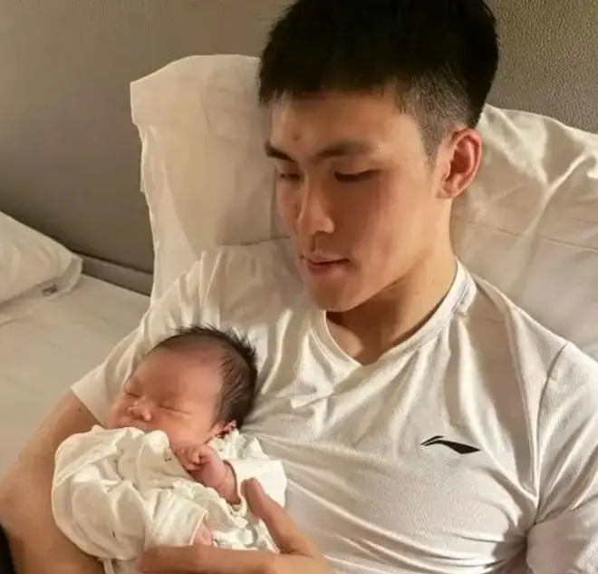 男篮球员迎休假！崔永熙与廖三宁送小球迷合影，前者穿拖鞋太惬意
