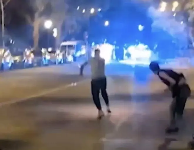 摩洛哥球迷暴怒！在法国街头制造骚乱：攻击警察 焚烧车辆 交通瘫痪