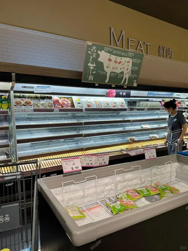台风“巴威”即将登陆，杭州有超市货架被搬空，矿泉水、方便面最抢手，应急部门：无需过度囤货