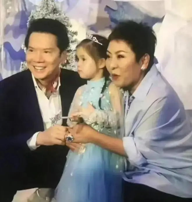 向佐 6 岁女儿长的快！相貌酷似混血儿，全家都为她一个人转