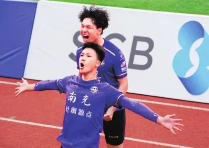 鲜小龙加冕金靴