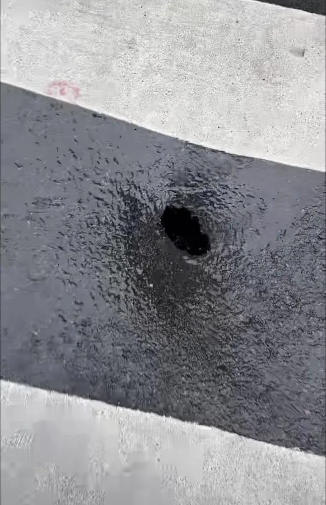 深圳一小学附近路面出现洞口,目击者称“底下空了”,当地多部门:已到达现场处理