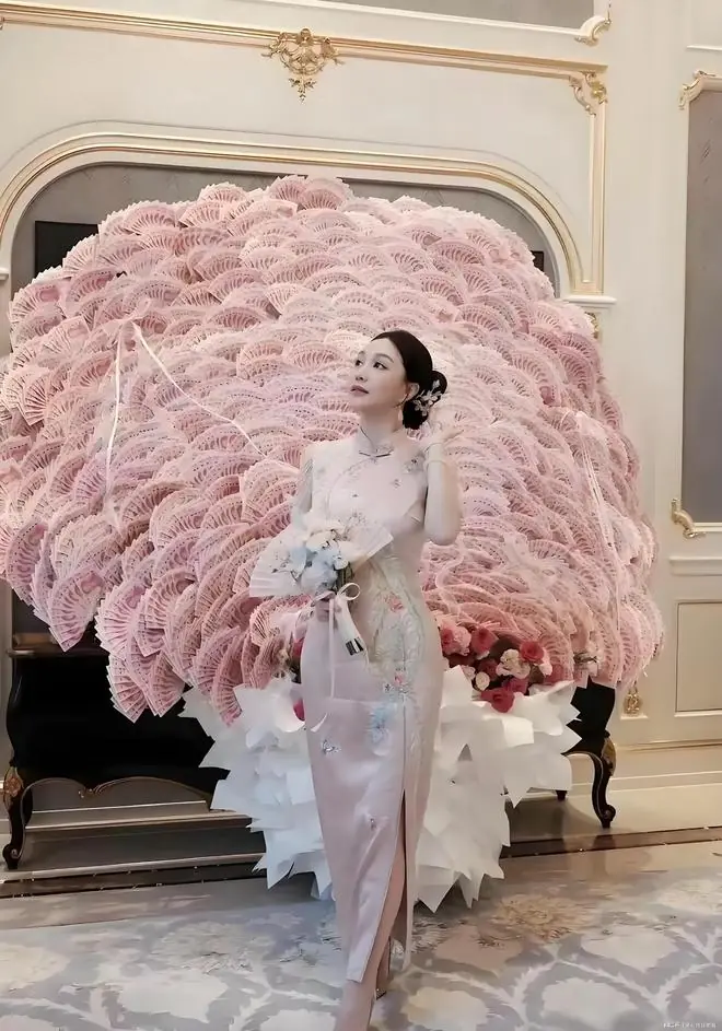 豪横!周大生老板娘46岁生日,老公送百元纸币摆成两米高的花束