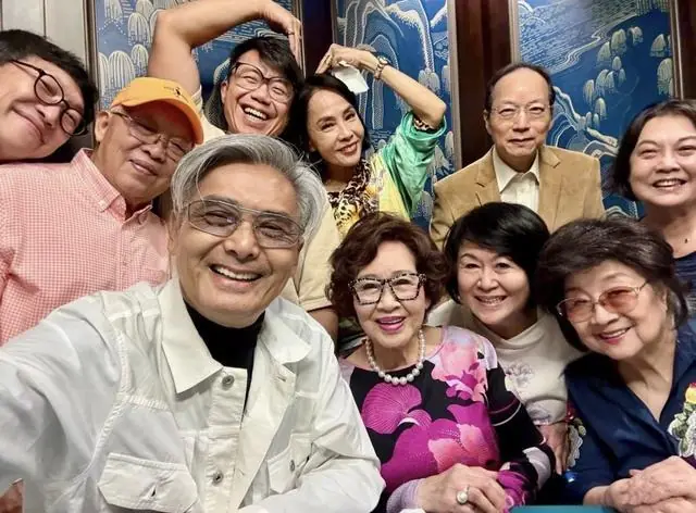 周润发徐小凤罕见同场，与97岁豪门阔太一同庆生，老太太优雅贵气