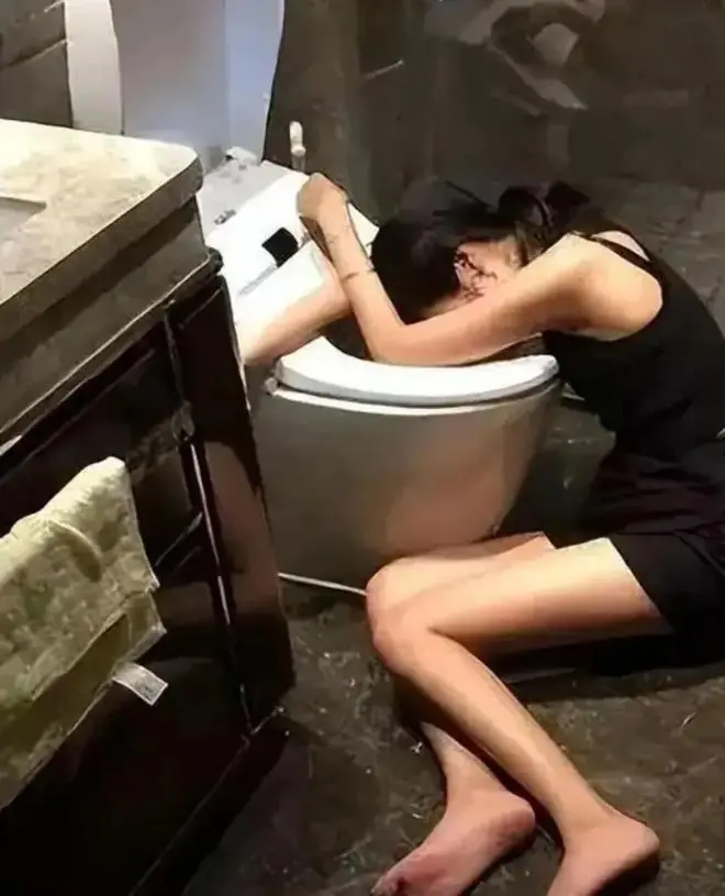 男子在KTV喝酒，看陪酒女漂亮，心生色胆，强行将她拽到厕所发生了关系！