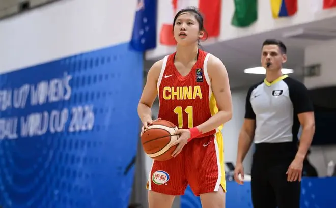轰24+6！中国女篮17岁新星崛起：夺世青赛开门红，女科比栽培她