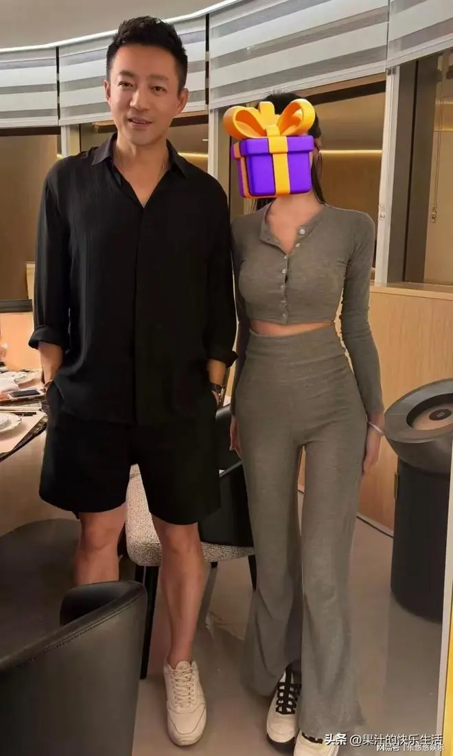 小玥儿罕露正脸！汪小菲一家游香港，为女儿唱睡前歌！玥儿好开心