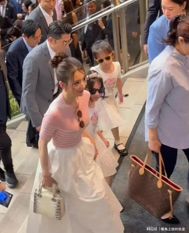 郭富城一家四口看赛马，方媛和俩女儿好漂亮，同框画面颜值养眼