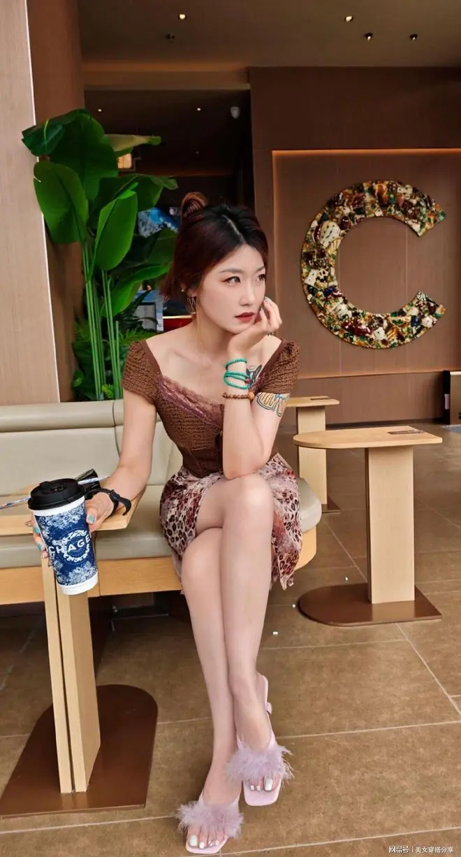 小姐姐写文打扮把温柔和狂野搭配在一起，居然看着很有魅力